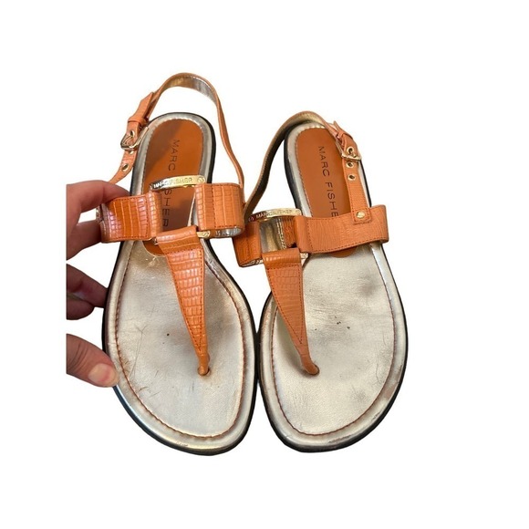Marc Fisher Thong Adjustable Leather Sandals With Buckle Accent. 9 - Picture 1 of 8